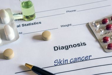 Tanı cilt kanseri tanı formu ve hapları ile yazılmış
