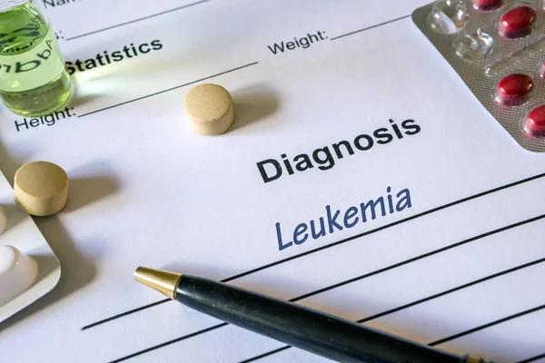 Diagnóstico leucemia escrita en forma diagnóstica y pastillas — Foto de Stock