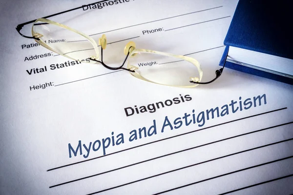 Lista de diagnósticos com Astigmatismo e miopia. Conceito de distúrbio ocular — Fotografia de Stock