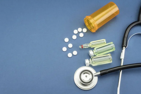 Stetoskop, ilaç, Sağlık Odası mavi arka plan üstten görünüm üzerinde şişeleri — Stok fotoğraf