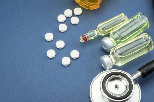 Stetoskop, ilaç, sağlık odası mavi zemin üzerine şişeleri — Stok fotoğraf