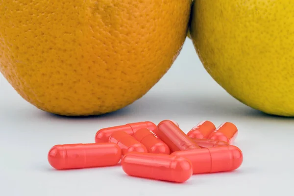 다채로운 의료 약 캡슐 및 치료 건강 관리와 건강 한 라이프 스타일의 신선한 오렌지 개념 — 스톡 사진