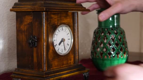 Bir mobilya parçası üzerine bir saat içinde gizli dolar çıkart — Stok video