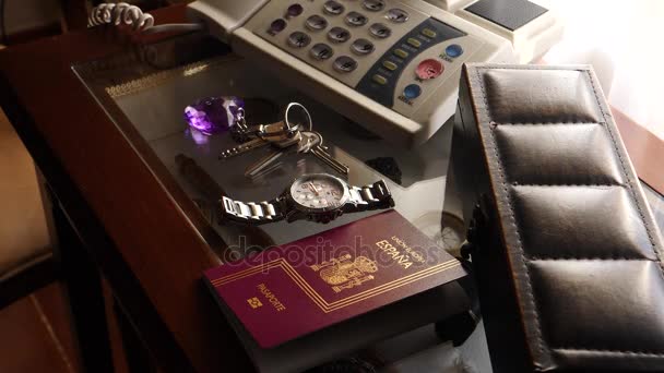 Le donne prendono il passaporto di un tavolo rapidamente nell'interno della Sua casa , — Video Stock
