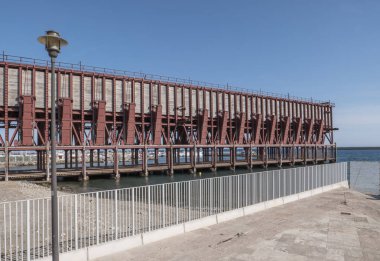 Almeria, İspanya - 19 Mayıs 2017: Almeria Alquife mayın toplumun ve demiryolu Limited şirketi, eklektik tarzı, yer maden yükleme platformu tarafından Gustave Eiffel Okulu, Almeria, Endülüs, İspanya yerleştirilen inşa edilmiş