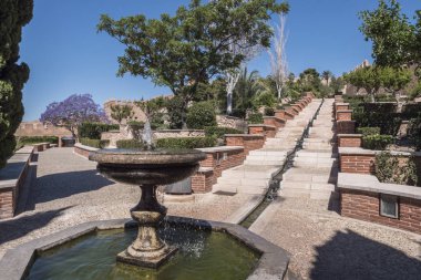 Ortaçağ Mağribi Kalesi Alcazaba Almeria, Alcazaba bahçeleri ve farklı tür, Çeşme ve merdiven girişi kurşun su boyunca, ağaçları ile erişim almak Almeria, Endülüs, İspanya