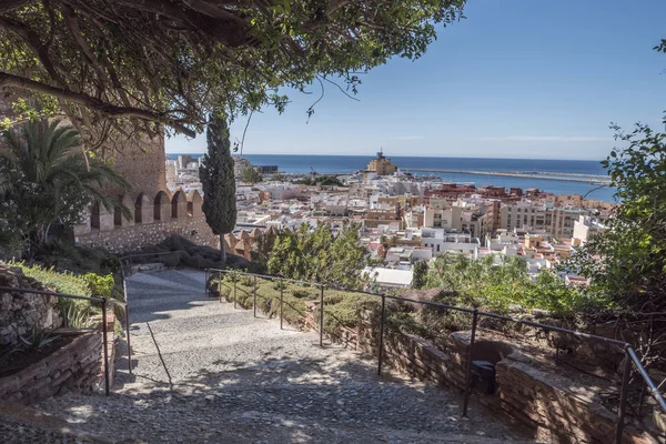 西班牙阿尔梅里亚 2017年5月20日 中世纪摩尔式堡垒阿尔卡扎巴在阿尔梅利亚 访问的堡垒与花园和不同物种的树木 城市的全景 采取在阿尔梅里亚 安达卢西亚 西班牙 — 图库照片