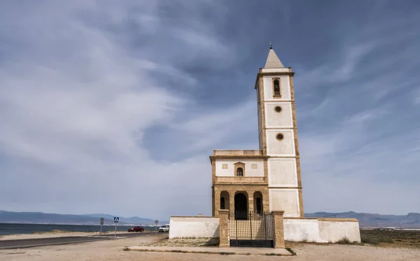 Kyrkan av Las Salinas i Cabo de Gata, beläget kristna tempel av katolska principer av Xx-talet i "Las Salinas", mellan kåkstäderna av den "Almadraba av Monteleva" och Cabo de Gata, i staden Almeria, Andalusien, Spanien — Stockfoto