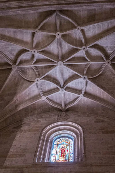Interior da Catedral da encarnação, detalhe da abóbada formada por arcos pontiagudos, natureza única da fortaleza construída no século XVI, colocada em Almeria, Andaluzia, Espanha — Fotografia de Stock