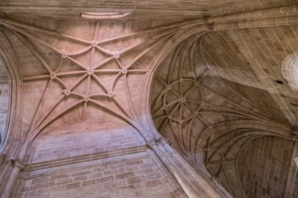 Interior da Catedral da encarnação, detalhe da abóbada formada por arcos pontiagudos, natureza única da fortaleza construída no século XVI, colocada em Almeria, Andaluzia, Espanha — Fotografia de Stock