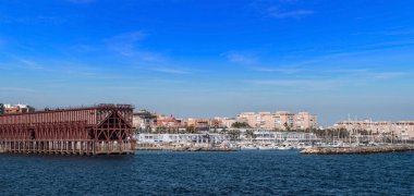 Yükleme platformu mineral Almeria, eklektik tarzı, yerleştirilen bu Gustave Eiffel okul tarafından inşa edilmiş, sağ tarafta marina şehir, Almeria, İspanya