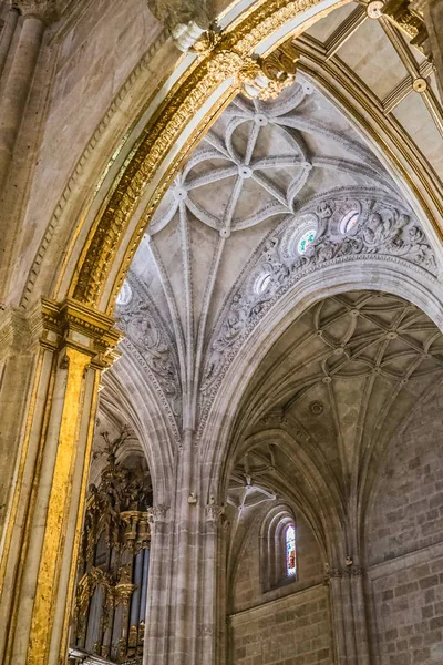 Interior na Catedral da Encarnación, sede episcopal da diocese de Almeria. edifício com estrutura de fortaleza, apresenta uma arquitetura de transição entre o final do gótico e o Renascimento, Almeria, Espanha — Fotografia de Stock