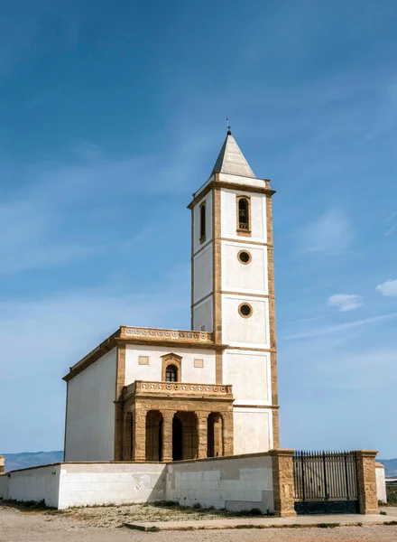 Playa de San Miguel e iglesia de Salinas, Cabo de gata, Almería, Andalucía, España —  Fotos de Stock