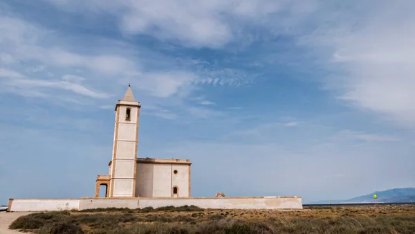 Pláž San Miguel a Salinas církve, se v Cabo de gata, Almeria, Andalusie, Španělsko — Stock fotografie