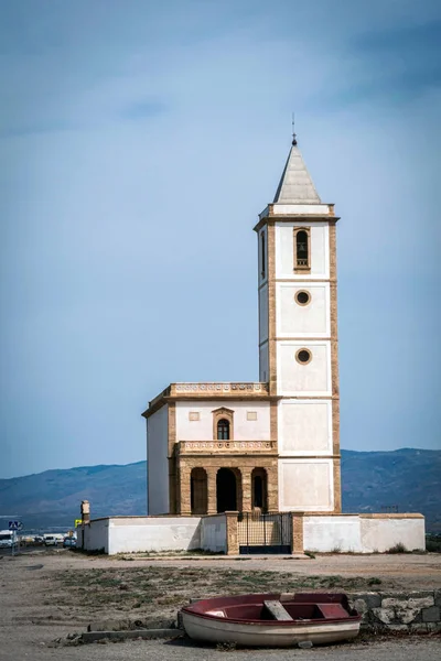 Kostel San Miguel Beach a Salinas uvízlých lodí, se v Cabo de gata, Almeria, Andalusie, Španělsko — Stock fotografie