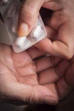 Kadınlar bir tabletten sol el ile beyaz hap hapları