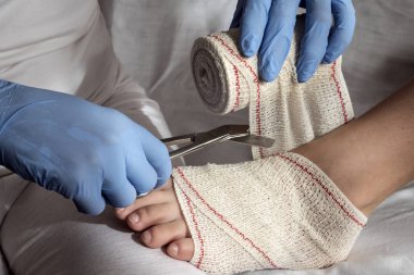 Bir hemşire hastanın yürüyerek bandaj ipe Close-Up