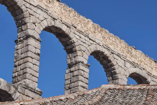 Vista parcial del acueducto romano situado en la ciudad de Segovia, fotografías turísticas, Patrimonio de la Humanidad de la Unesco, España — Foto de Stock