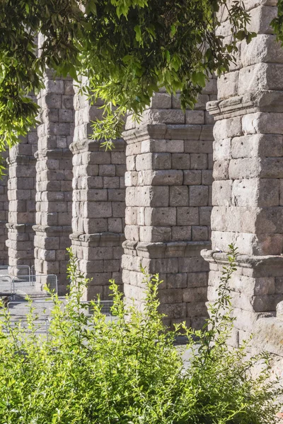Teilansicht des römischen Aquädukts in der Stadt Segovia, Touristenfotos, UNESCO-Weltkulturerbe, Spanien — Stockfoto