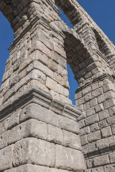 Vista parcial do aqueduto romano localizado na cidade de Segóvia, fotografias turísticas, Patrimônio Mundial da Unesco, Espanha — Fotografia de Stock