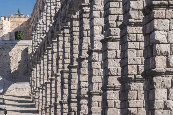 Vista parcial do aqueduto romano localizado na cidade de Segóvia, fotografias turísticas, Patrimônio Mundial da Unesco, Espanha — Fotografia de Stock