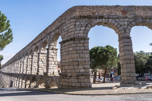 Partial view of the Roman aqueduct located in the city of Segovia, tourist making photographs, Unesco World Heritage Site, Spain — Stock Photo, Image