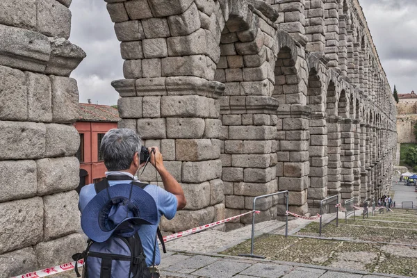 罗马的水道位于旅游制作照片，教科文组织世界文化遗产，西班牙的塞哥维亚市的分部视图 — 图库照片