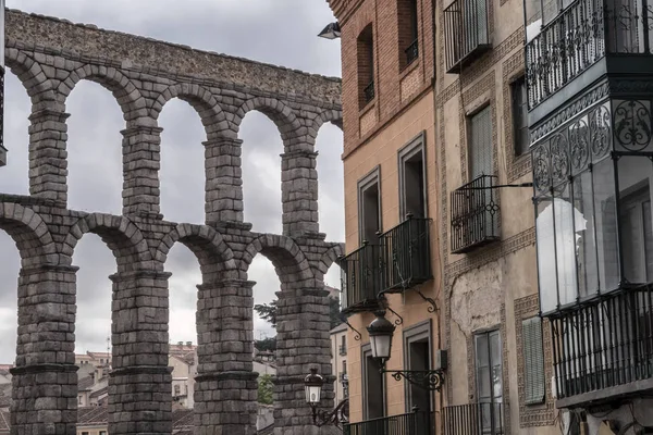 Vista parcial del acueducto romano situado en la ciudad de Segovia, Patrimonio de la Humanidad de la Unesco, España — Foto de Stock
