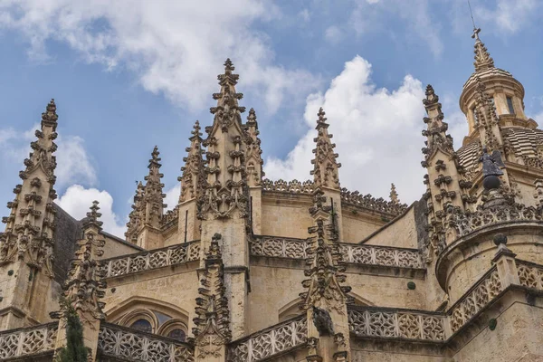 Domkyrka av Segovia eller kallas korrekt i spanska ”Saint Iglesia Catedral av vår fru av the Asuncin och av San Frutos”, placerad vid det stora torget och gotisk stil, byggdes i slutet av det sextonde århundradet, Segovia, Spanien — Stockfoto