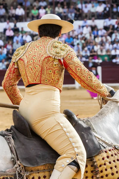 Picador toureiro, lancer cujo trabalho é enfraquecer os músculos do pescoço de touro, Espanha — Fotografia de Stock
