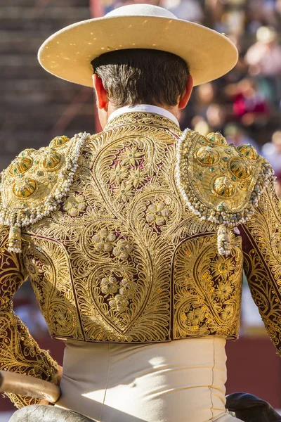 Пикадор тореадор, Лансер чья работа ослабить мышцы шеи быка, Испания — стоковое фото