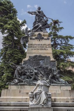 2 Mayıs kahramanları ve Kraliçe Victoria Eugenia Segovia, İspanya Alcazar bahçeleri Ulusal Bağımsızlık gününde Pedro Velarde ve Luis Daoiz kaptanları için saygı Anıtı