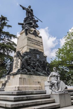 2 Mayıs kahramanları ve Kraliçe Victoria Eugenia Segovia, İspanya Alcazar bahçeleri Ulusal Bağımsızlık gününde Pedro Velarde ve Luis Daoiz kaptanları için saygı Anıtı