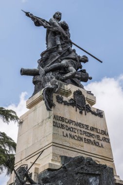 2 Mayıs kahramanları ve Kraliçe Victoria Eugenia Segovia, İspanya Alcazar bahçeleri Ulusal Bağımsızlık gününde Pedro Velarde ve Luis Daoiz kaptanları için saygı Anıtı