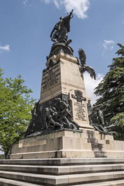 2 Mayıs kahramanları ve Kraliçe Victoria Eugenia Segovia, İspanya Alcazar bahçeleri Ulusal Bağımsızlık gününde Pedro Velarde ve Luis Daoiz kaptanları için saygı Anıtı