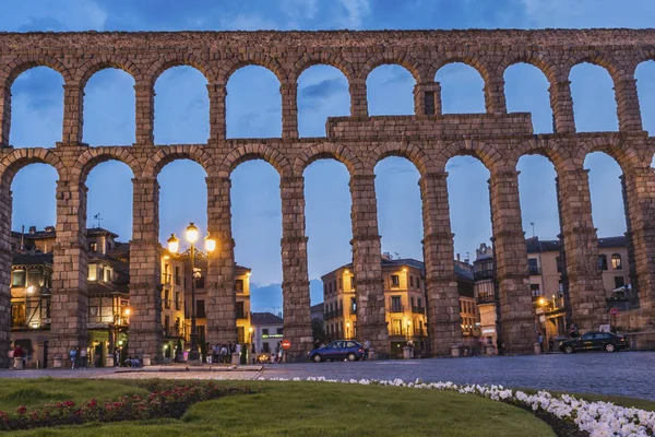 Vista parcial del acueducto romano situado en la ciudad de Segovia por la noche, Patrimonio de la Humanidad de la Unesco, España — Foto de Stock