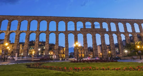 Vista parcial del acueducto romano situado en la ciudad de Segovia por la noche, Patrimonio de la Humanidad de la Unesco, España — Foto de Stock