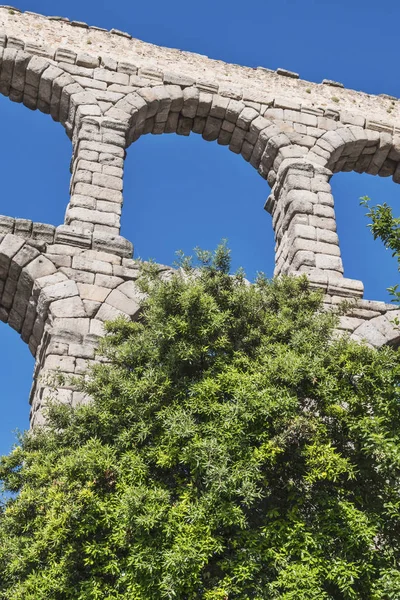 Vista parcial do aqueduto romano localizado na cidade de Segóvia, Patrimônio Mundial da Unesco, Espanha — Fotografia de Stock
