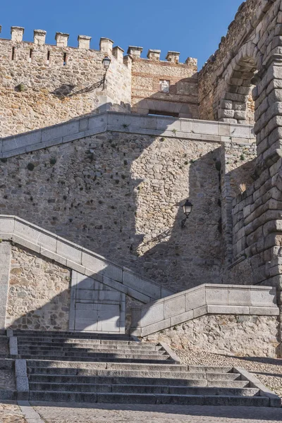 Escaleras de vista parcial adosadas al acueducto que conduce a la muralla, ubicada en la ciudad de Segovia, Patrimonio de la Humanidad de la Unesco, España — Foto de Stock