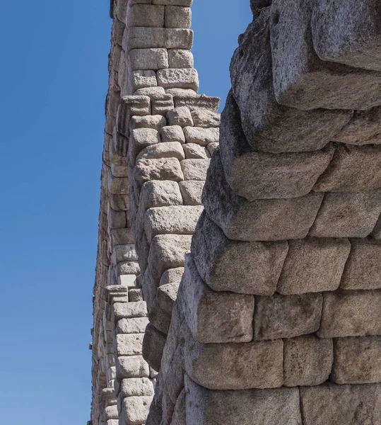 Vista parcial do aqueduto romano localizado na cidade de Segóvia, Patrimônio Mundial da Unesco, Espanha — Fotografia de Stock