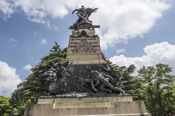 Monumento agli Eroi del 2 maggio e omaggio ai capitani Pedro Velarde e Luis Daoiz nel giorno dell'indipendenza nazionale nei giardini della regina Vittoria Eugenia dell'Alcazar di Segovia, Spagna — Foto Stock