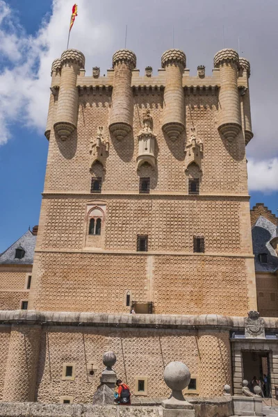 Részleges kilátás nyílik a kastély bejárata az emlékmű és a felvonóhíd, Juan Ii Tower, emelkedik ki a sziklás Bérc, 1120, Castilla y León, Segovia, Spanyolország-ban épült — Stock Fotó