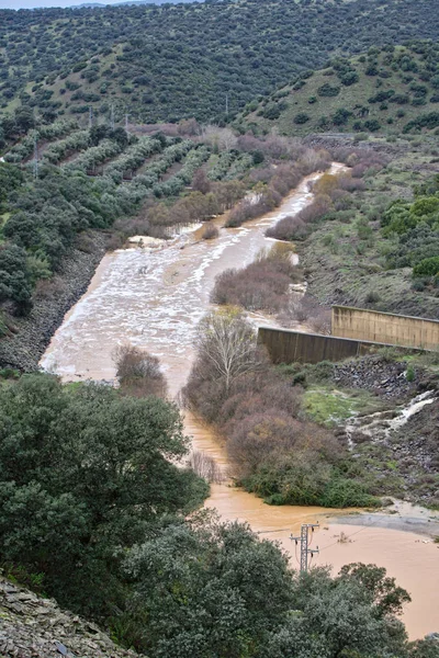貯水池 Jandula、雨、ハエン、スペインの数ヵ月後水を追放 — ストック写真
