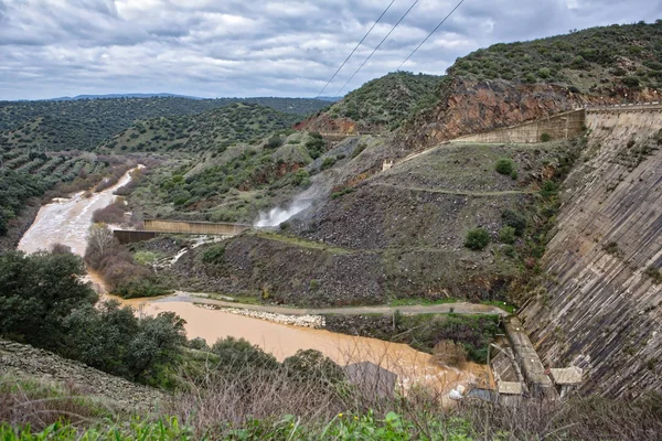 Reservoir Jandula, uitzetting water na enkele maanden van regen, Jaen, Spanje — Stockfoto