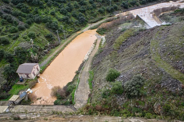 Turbines en waterkrachtcentrale naast de Noodoverlaat van Rumblar Reservoir, uitzetting water na enkele maanden van regen, Jaen, Spanje — Stockfoto