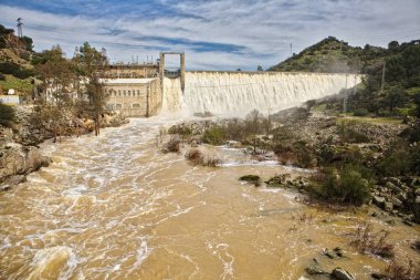 Barajın panoramik manzarası ve Encinarejo 'nun merkez hidroelektrik rezervuarı, Andujar, Sierra Morena, Jaen, Endalusia, İspanya