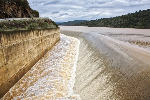 Zbiornik Jandula, wydalanie wody, po kilku miesiącach deszcz, Jaen, Hiszpania — Zdjęcie stockowe