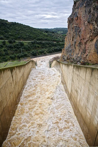 Reservoir Jandula, espellere l'acqua dopo diversi mesi di pioggia, Jaen, Spagna — Foto Stock