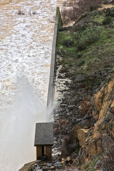 Reservoir Jandula, uitzetting water na enkele maanden van regen, Jaen, Spanje — Stockfoto