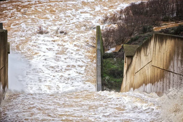 Embalse Jandula, expulsando agua después de varios meses de lluvia, Jaén, España —  Fotos de Stock